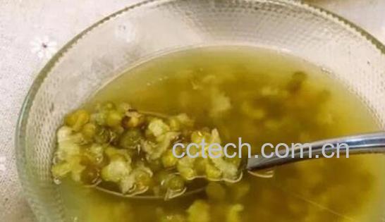 生绿豆泡开水喝的功效-0