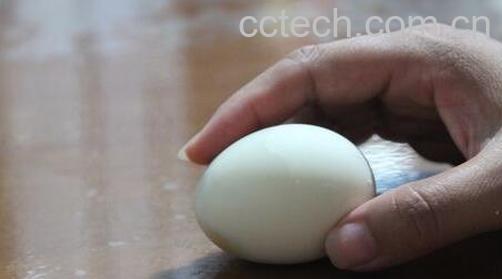 熟鸡蛋滚脸的作用与功效-0