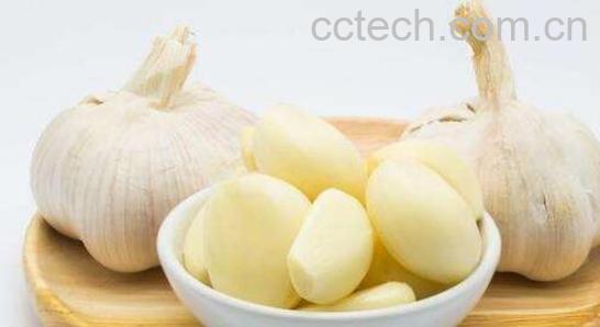 吃生蒜有什么好处 吃生蒜的功效与作用-0
