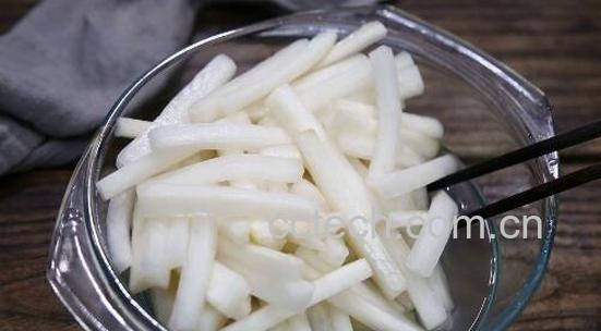 白萝卜泡脚的作用及禁忌 白萝卜的功效-0