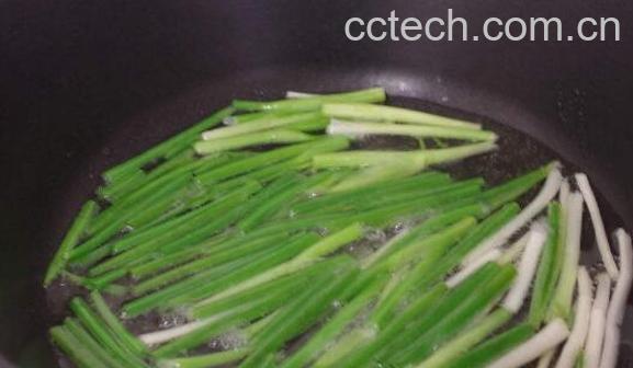 正宗葱油的熬制方法 自制葱油保存多长时间-0