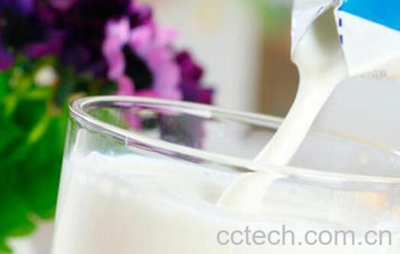 生牛乳和脱脂牛乳的区别 吃牛乳的好处-1