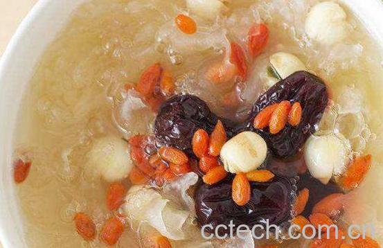 银耳莲子羹的功效与作用 银耳莲子羹有什么禁忌-1