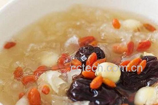 银耳莲子羹怎么做好吃 银耳莲子羹的家常做法-1