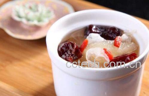 银耳红枣汤如何做 银耳红枣汤的家常做法-1