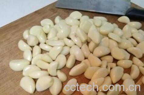 去皮蒜如何存放 剥了皮的蒜瓣怎么保存-0