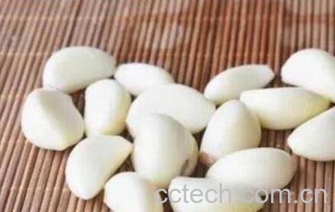 大蒜怎么剥皮最快 如何快速剥蒜又多又快-0