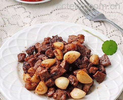 果蔬百科黑蒜子牛肉粒的做法-0