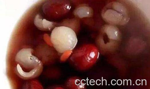 红枣花生泡水喝的功效-0