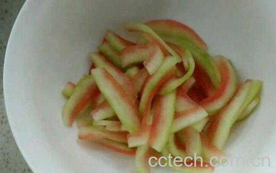 西瓜皮怎么腌制咸菜 怎样腌制酱西瓜皮-1