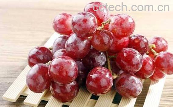 提子皮怎么好剥 如何用牙签巧剥提子皮-1