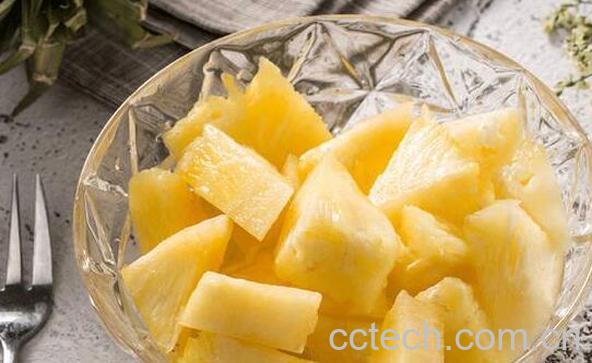 菠萝怎么削皮 菠萝快速削皮小窍门-1