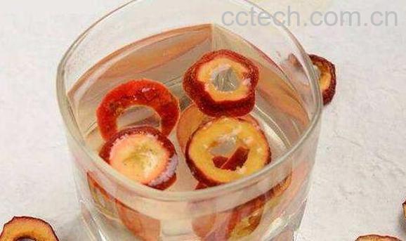 山楂干泡水喝的功效 山楂干泡水的禁忌-0