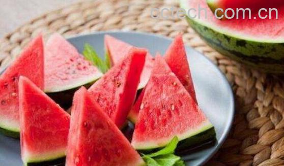 西瓜为什么要撒盐 西瓜撒盐的功效与作用-0