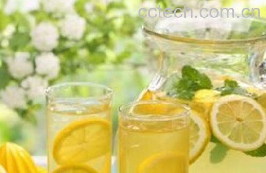 柠檬泡水喝有什么好处 柠檬泡水的功效-1