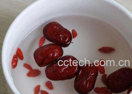 大枣枸杞泡水的功效 大枣枸杞泡水有什么好处-1