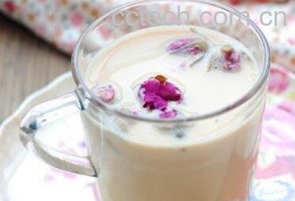 牛奶泡玫瑰花的泡法和功效-0