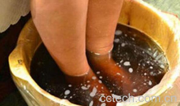 女人用艾叶泡脚的好处 女人用艾草泡脚副作用-0