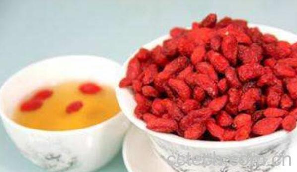  枸杞子泡水喝的害处 枸杞子泡水有哪些副作用-1