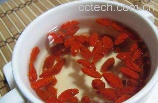 枸杞泡水喝的正确方法 枸杞一天吃多少粒最好-0