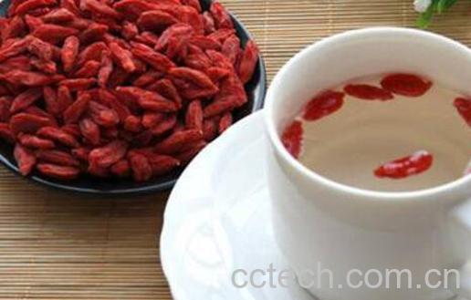 枸杞泡水喝的正确方法 枸杞一天吃多少粒最好-1