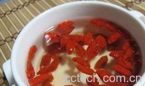 枸杞子泡水的功效及副作用-0