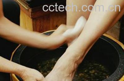 果蔬百科用艾叶泡脚有什么好处-0