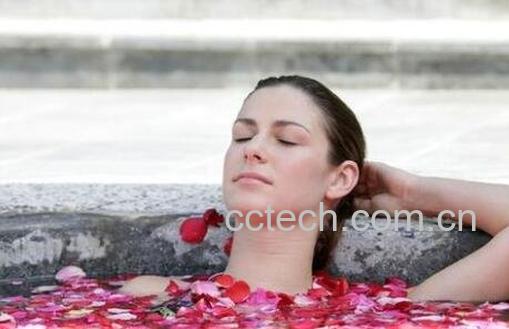 牛奶玫瑰花泡澡的好处-1