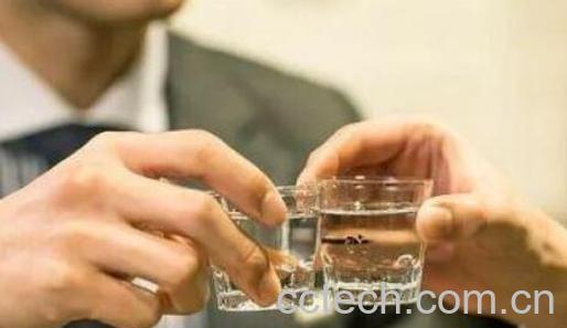 喝白酒的好处和坏处有哪些-0