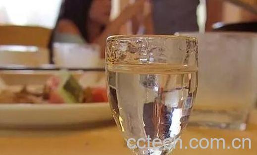 喝白酒的好处和坏处有哪些-1