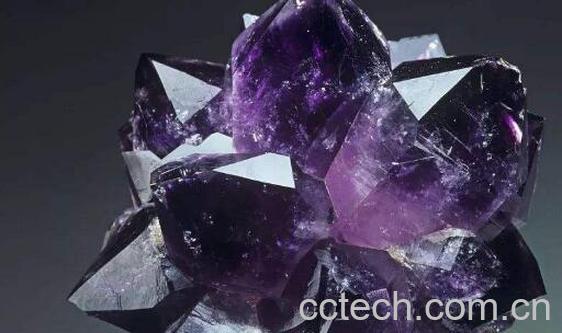 女生佩戴紫水晶的功效与作用及禁忌-1