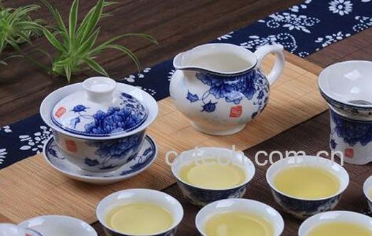 白瓷茶壶壶嘴怎么清洗 白瓷茶壶壶嘴清洗方法-1