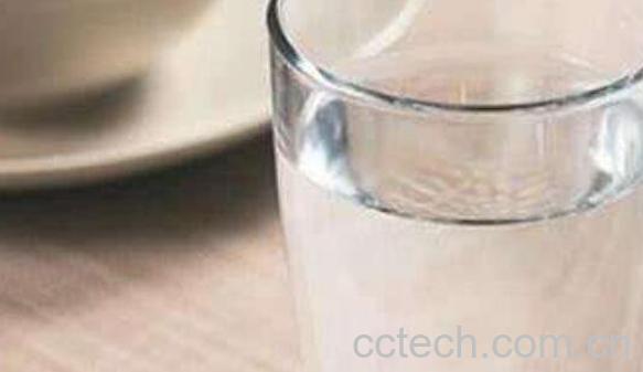 喝淡盐水的正确方法 喝淡盐水的好处与坏处-0