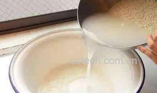 淘米水洗头的功效与作用 淘米水洗头的危害-0