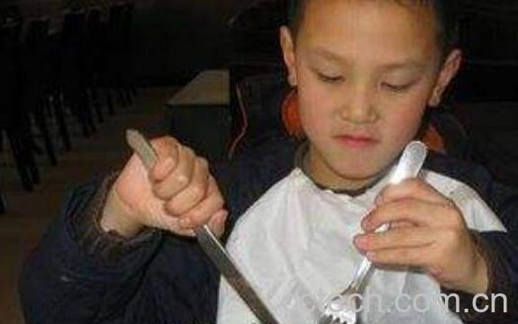 吃西餐刀叉怎么拿 正规西餐刀叉拿法-1