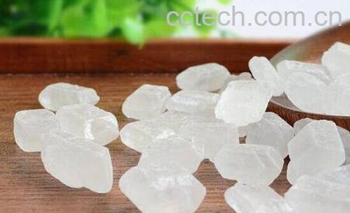 冰糖冲开水有什么功效 冰糖泡水喝有什么好处-0