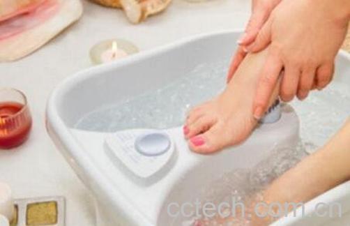 盐水泡脚有什么好处-1
