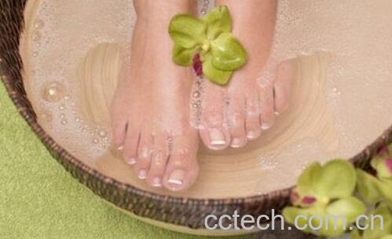 盐水泡脚有什么好处-0