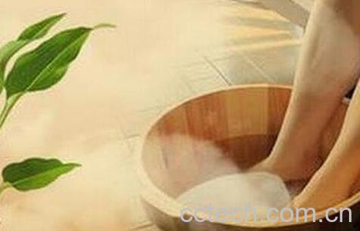 盐水泡脚的好处有哪些-0