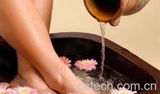 果蔬百科明矾泡脚的方法与功效-0