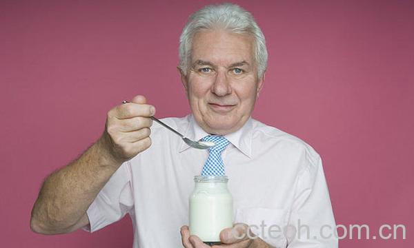 果蔬百科男人喝酸牛奶的坏处和危害-0