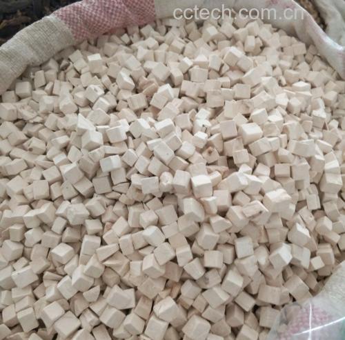 高清特写:左侧为淡黄棕色、断面呈粉性、具放射状纹理的葛根饮片(Pueraria lobata块根切片);右侧为灰绿色带细毛、茎叶具明显对生羽状复叶、顶端带金黄色小头状花序的干燥鬼针草全草(Bidens pilosa地上部分),二者按1.5:1比例置于白瓷碗中,背景为竹制茶盘与玻璃茶壶,体现药食同源泡饮场景 葛根与鬼针草药材实物对比图
