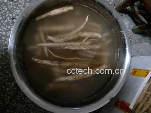 步骤分解图:1. 白瓷盖碗中平铺葛根片与鬼针草;2. 注入刚沸腾的纯净水至碗沿下1cm;3. 盖上青瓷碗盖,静置计时30分钟;4. 滤出茶汤倒入玻璃杯,可见淡琥珀色清亮液体,底部残留少量浅褐色药渣。全程无明火、无搅拌,强调‘焖浸’而非‘煎煮’ 葛根鬼针草焖泡过程示意图