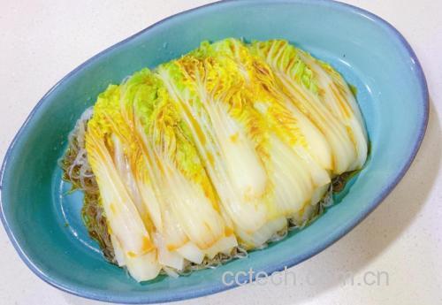 娃娃菜蒸制过程特写：蒸锅水沸蒸汽升腾，娃娃菜瓣整齐铺于竹蒸屉上，叶片朝上，根部微翘，背景可见计时器显示“03:45”