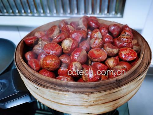 对比图：左侧为蒸制板栗（金黄湿润、完整无裂），右侧为糖炒板栗（深褐色、表面裹糖霜、部分开裂）