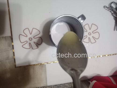 图片说明:干净的玻璃杯中放入切片的干葛根与干燥蒲公英花叶,缓缓倒入热水冲泡过程展示 蒲公英葛根泡水制作过程图