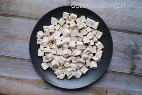 葛根炖排骨食谱展示图,体现健康烹饪方式 葛根食谱推荐图