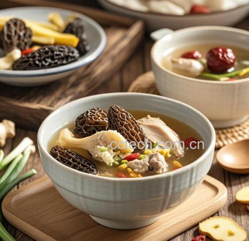 羊肚菌炖鸡汤,碗中可见饱满羊肚菌与嫩黄鸡块 老年人手捧陶瓷碗食用羊肚菌炖鸡汤场景