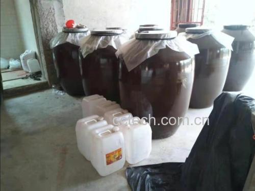 陶坛与玻璃罐中均盛有浸泡着板栗块的金黄色酒液 传统陶坛与玻璃罐中的板栗酒成品展示