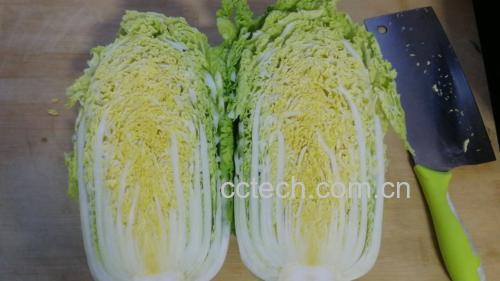 清洗干净并沥干的娃娃菜,整齐摆放在案板上 清洗后的娃娃菜